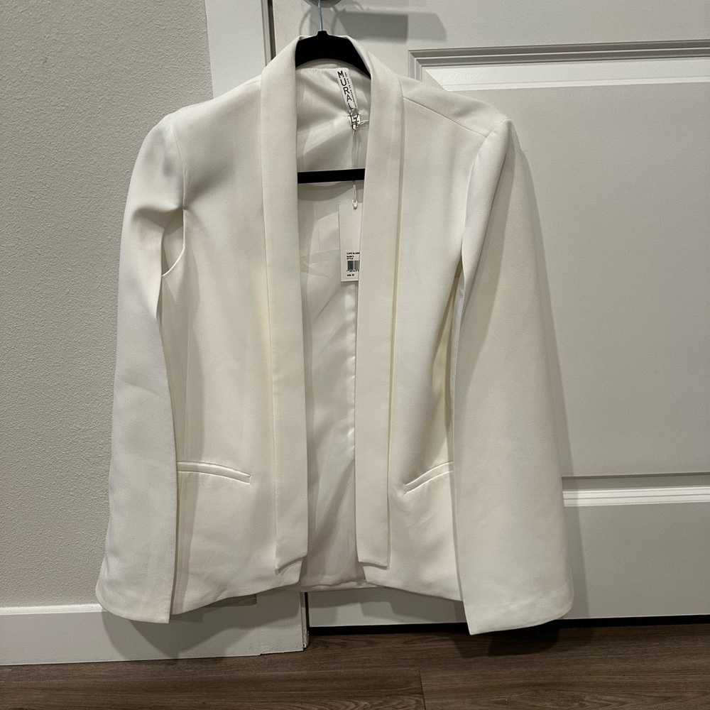 Beautiful cape blazer. Great for an event you want to show up and show out!
